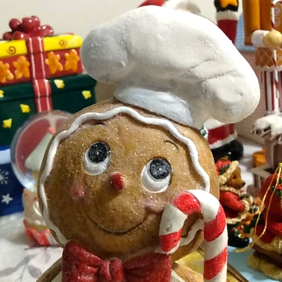 Gingerbread Christmas Baker Chef Figure - Picture 6 of 6